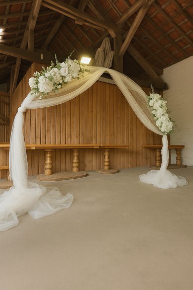 Klassischer Traubogen im eleganten weiß