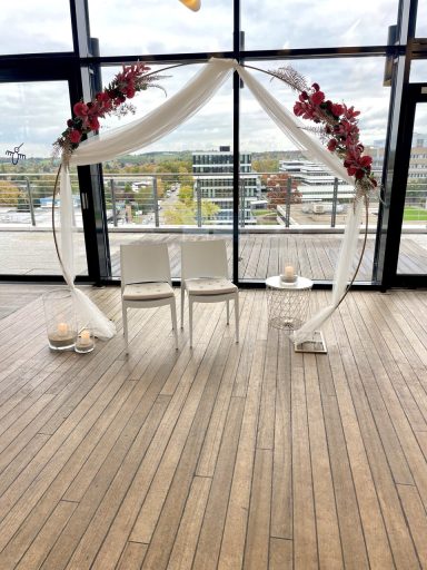 Traubogen mit Blumen in Bordeaux-Rot