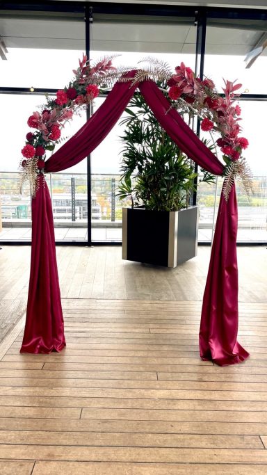 Traubogen in Bordeaux-Rot