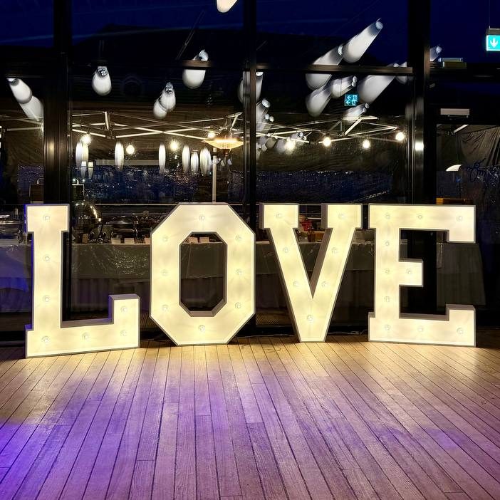LOVE-Buchstaben mieten Aachen