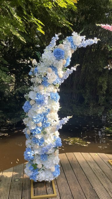 Blumenbogen blau für babypartys